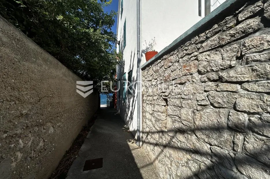 ugljan, preko kuća prvi red do mora s bazenom 250 m² za adaptaciju - slika 5