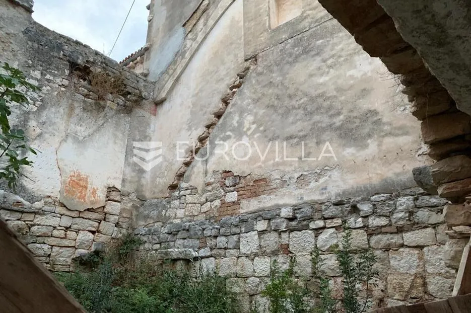 brač, milna, kamena kuća za potpunu renovaciju u centru mjesta - slika 7