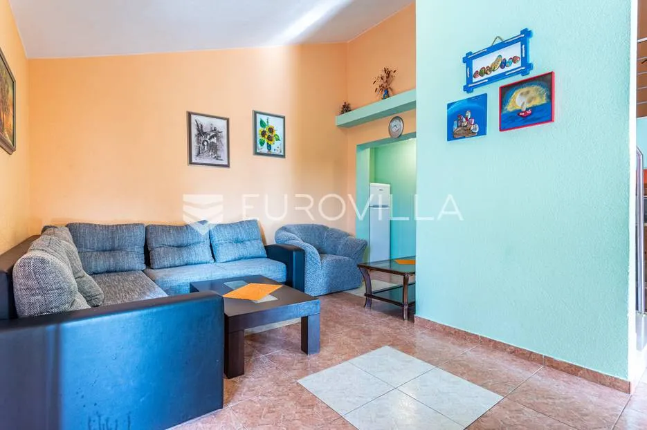 vinišće, kuća s s bazenom i 6 apartmana uz zemljište 1.000 m2 - slika 12