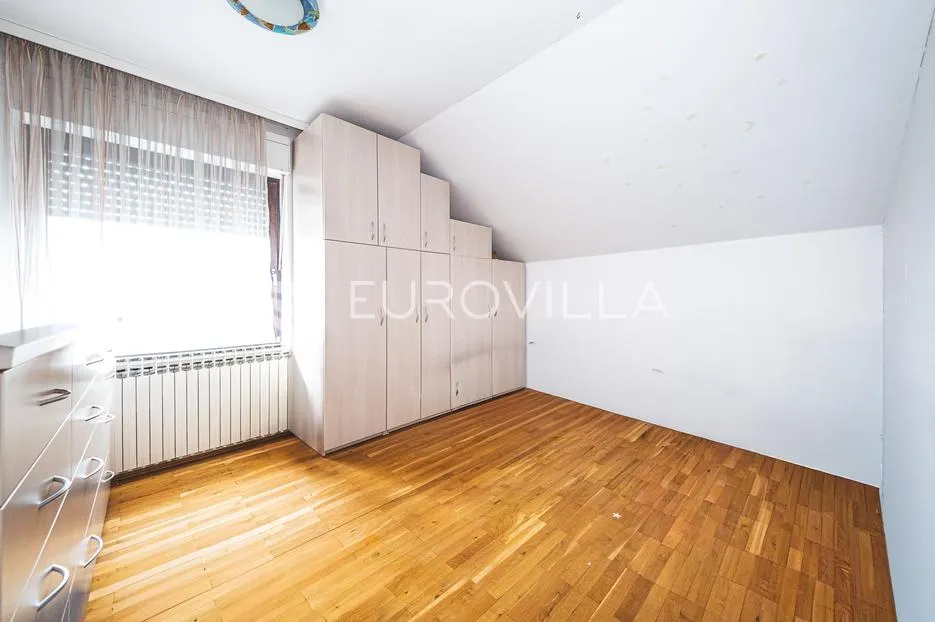 zagreb, lučko, obiteljska kuća s dva stana na parceli površine 1848 m² - slika 12