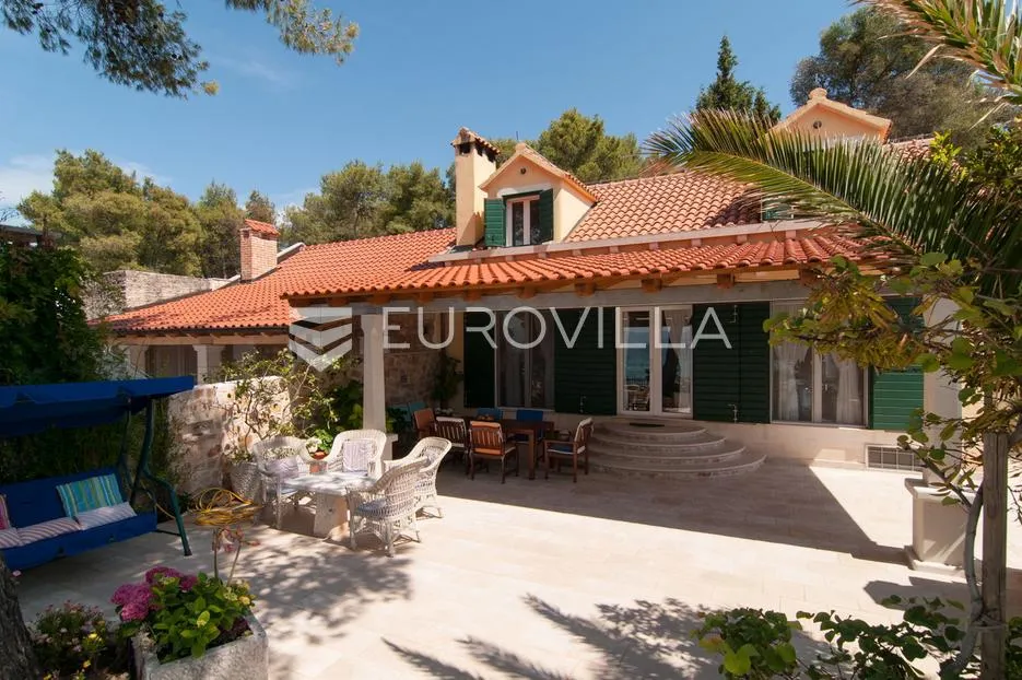 brač, lijepa mediteranska kuća na jedinstvenoj lokaciji 1.red uz more - slika 2