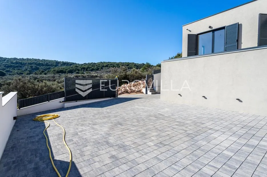 otok murter, betina, prekrasna villa s bazenom - slika 32