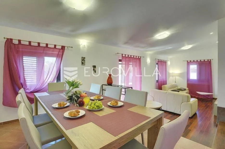 pula, valdebek, samostojeća kuća s bazenom i lijepom okućnicom, 386 m² - slika 19
