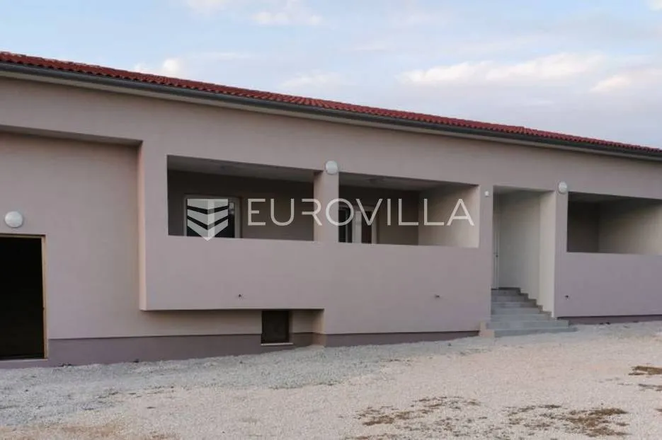 istra, pula, samostojeća kuća sa dva stana i velikom okućnicom - slika 2
