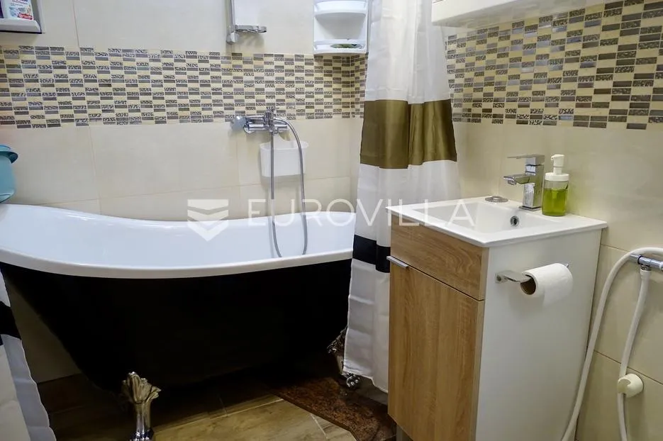 krk, baška, dvosoban stan 80 m² u prizemlju s vrtom 250 m² i manjim bazenom - slika 4