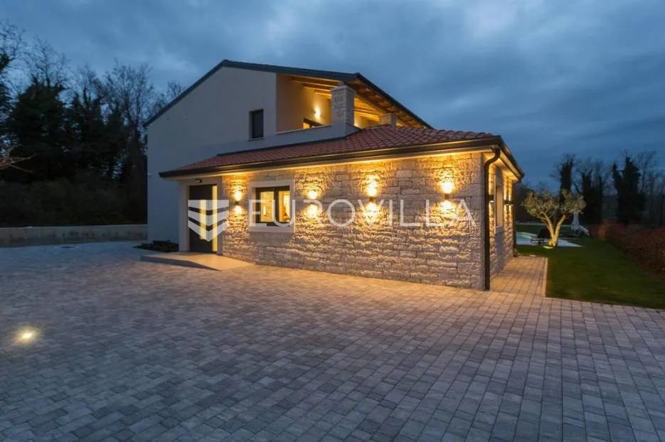 sveti lovreč, prekrasna vila s bazenom na uređenoj okućnici od 1874m2 - slika 6