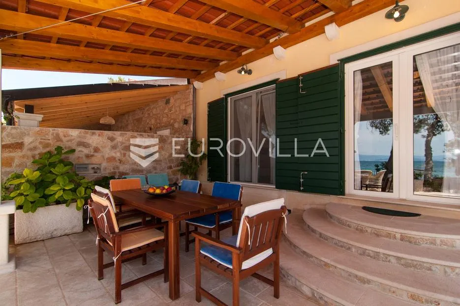 brač, lijepa mediteranska kuća na jedinstvenoj lokaciji 1.red uz more - slika 5