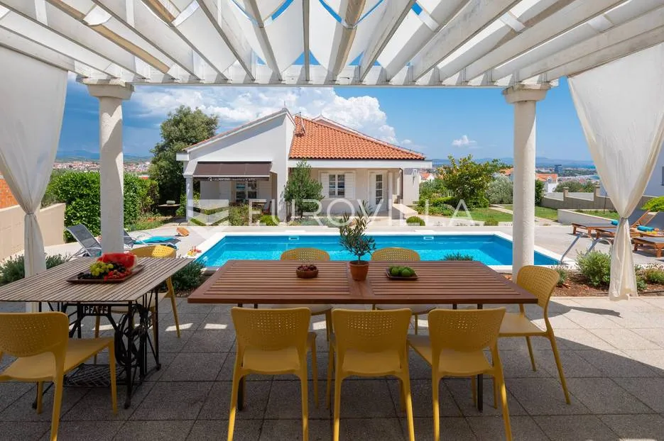 vodice, mediteranska vila s uređenim vrtom, bazenom i pogledom na more - slika 2