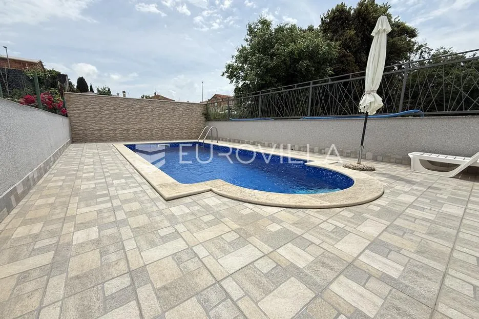 pula, veli vrh - prostrana kuća s pet stambenih jedinica, bazen 22 m2, garaža - mirna lokacija - slika 4