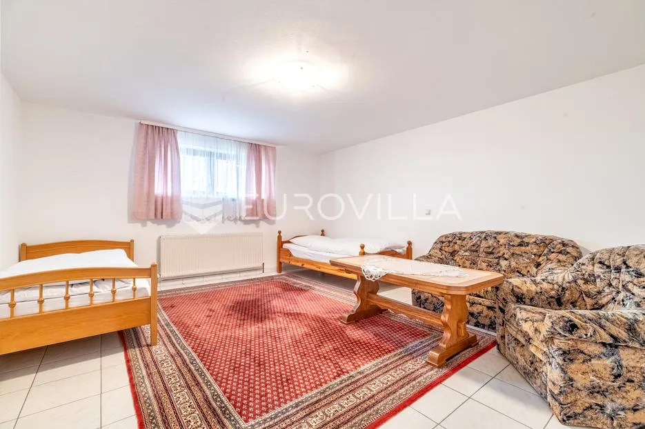 zagreb, sesvetski kraljevec, kvalitetna kuća s dva stana i garažom 390 m2 - slika 17