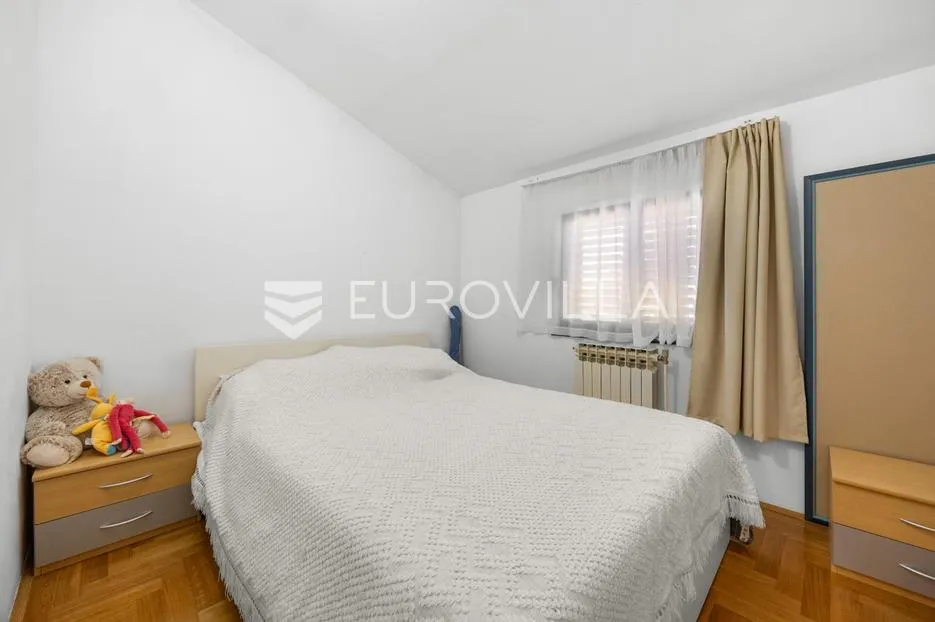 ližnjan, prostrana apartmanska kuća s tri stambene jedinice i vrtom - slika 18