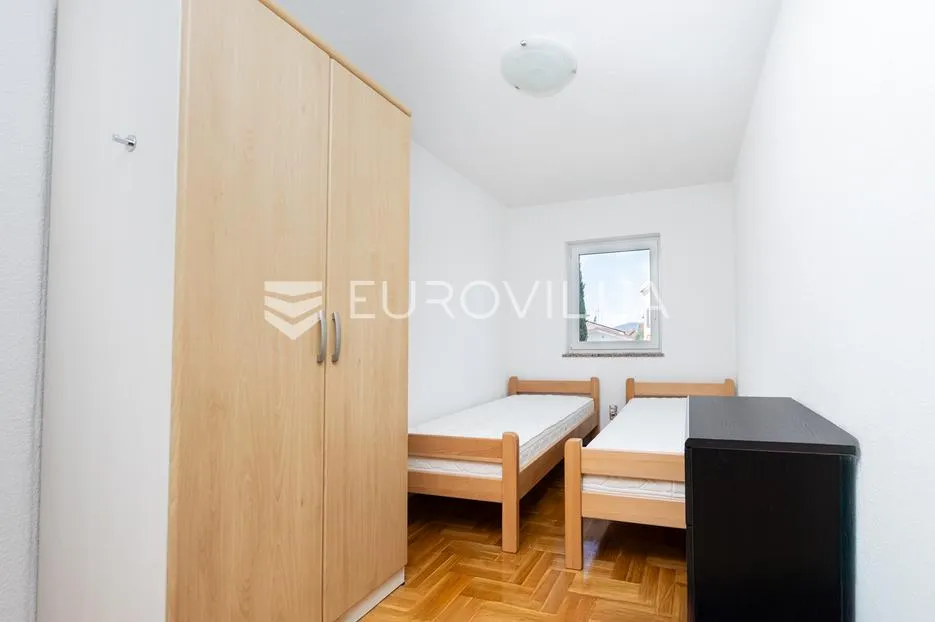 krk, malinska, komforan trosoban stan 80 m², 400 m od mora - slika 9