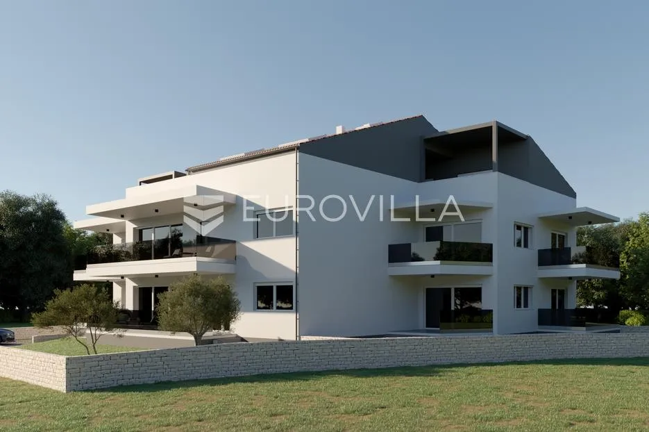 Istra, Rovinj, trosoban stan u prizemlju NKP 106,61m2 s garažnim mjestom u novogradnji