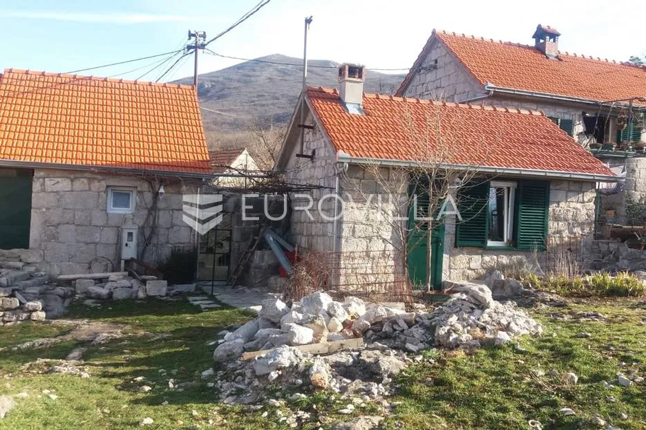 Sinj, Ruda, renovirane kamene kuće s vrtom