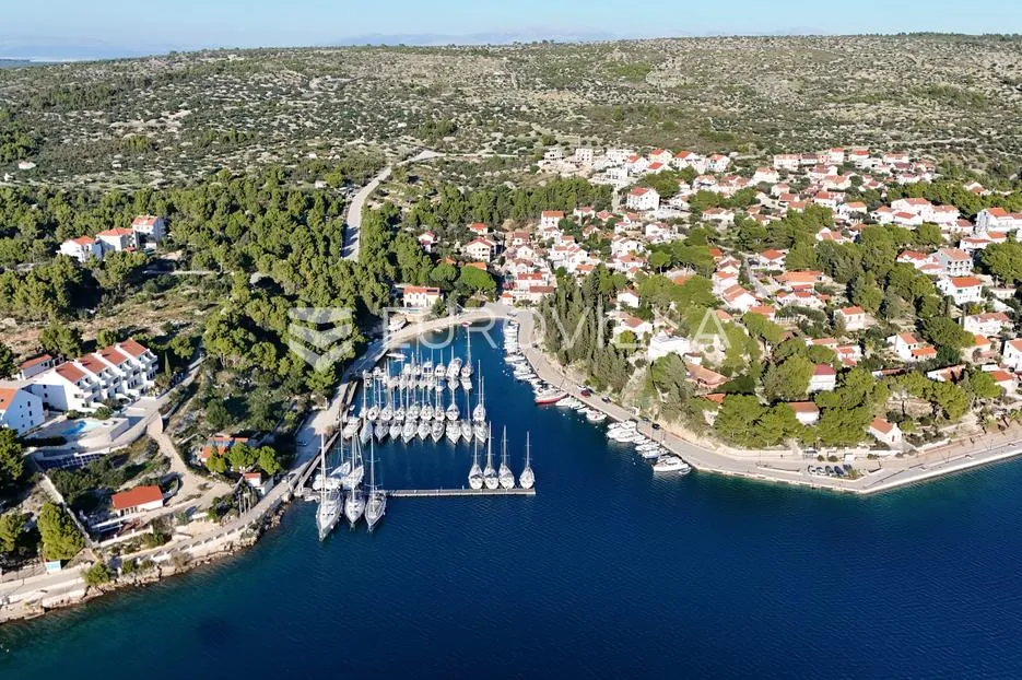 Brač, Milna, investicijsko zemljište blizu mora (4283 m2)