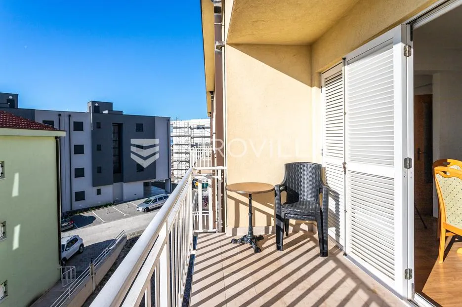makarska, opremljen dvoetažni stan sa šest soba i privatnom garažom - slika 10