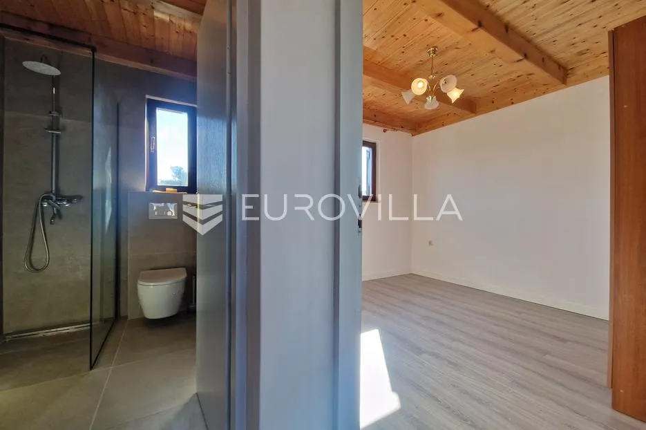 vir, 120 m od plaže, trosobni renovirani apartman s pogledom na more - slika 16