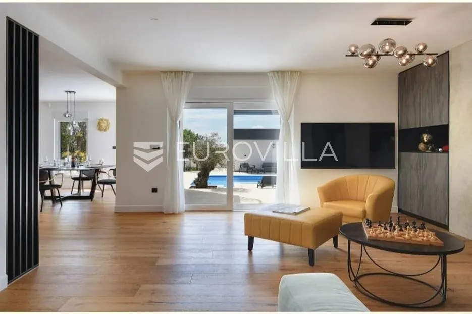 istra, krnica, prekrasna moderna vila od 135 m² na velikoj uređenoj okućnici - slika 11