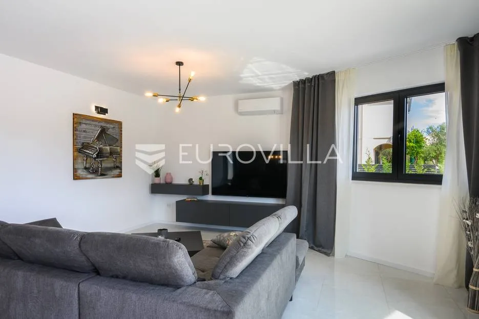 šibenik, prekrasna villa s bazenom i košarkaškim igralištem - slika 32