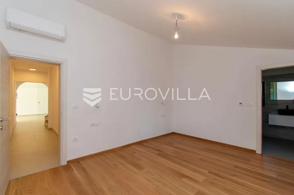 istra, flengi, prostrana istarska kamena vila s bazenom, wellnessom i vrhunskim sadržajima - slika 22