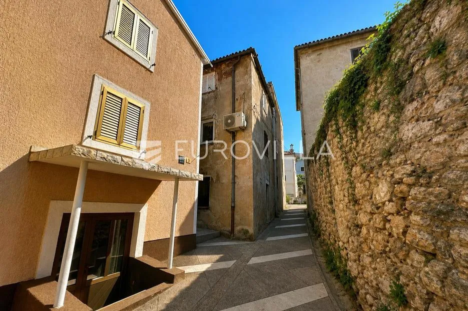 senj, stan 45 m² u staroj gradskoj jezgri, 150 m od mora - slika 11
