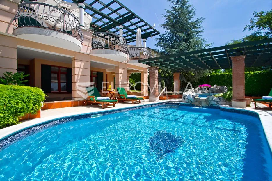 poreč, ekskluzivna vila s 430 m2, atraktivna lokacija - slika 5