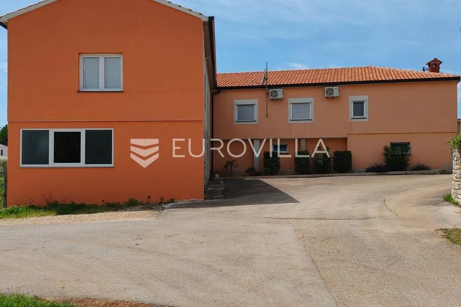 istra, tinjan, samostojeća kuća s bazenom i okućnicom 350m2 - slika 48