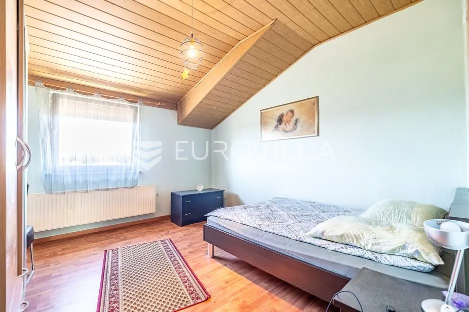zagreb, blato, dvije kuće na parceli od 3.300 m², velika okućnica, gospodarska namjena - slika 8