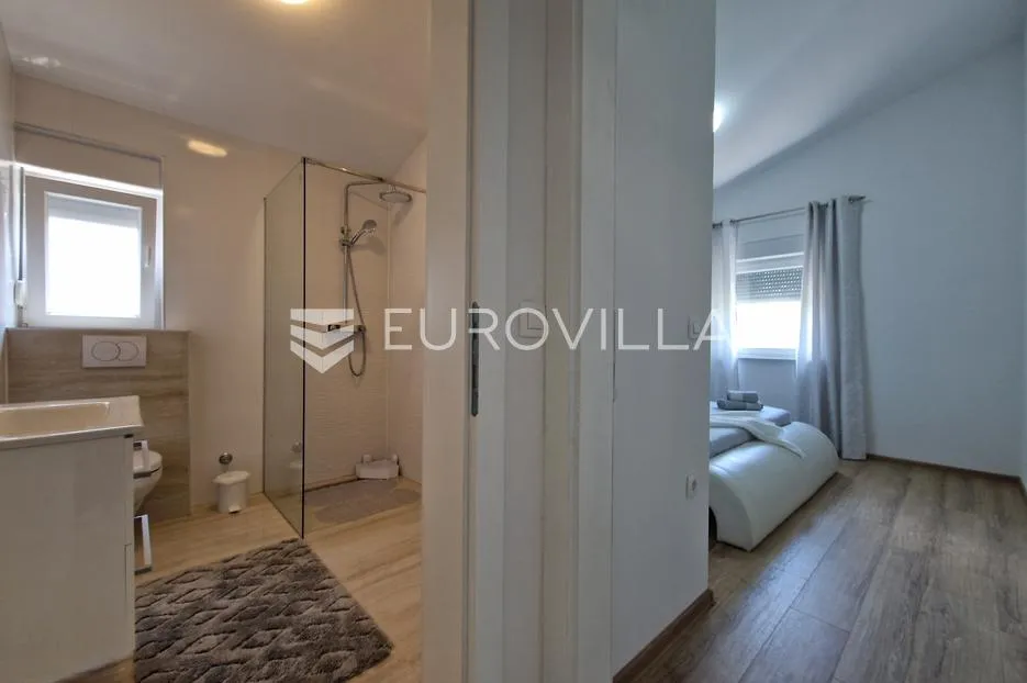 vir, elegantan trosoban apartman u centru vira, 600 m od plaže - slika 12