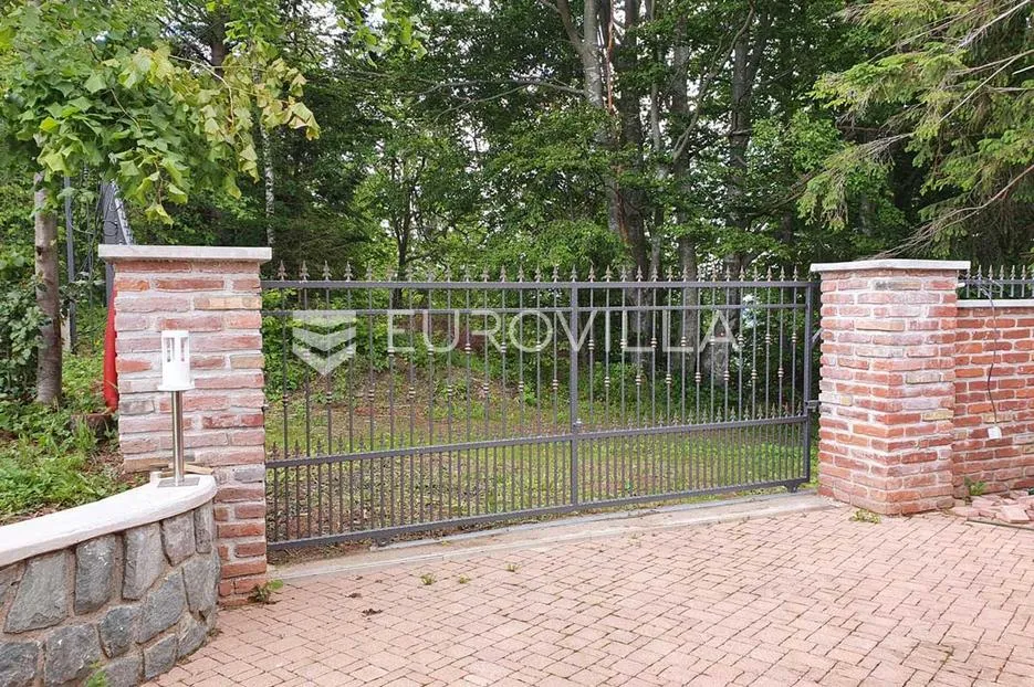 ravna gora, hleveci, šarmantna drvena vila s velikom okućnicom - slika 23