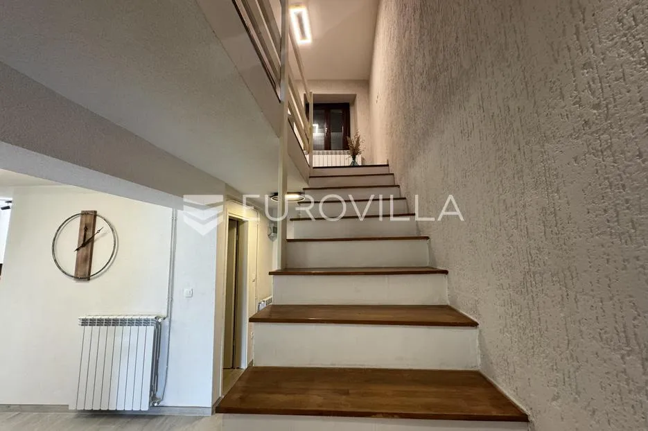 istra, vižinada, obiteljska autohtona renovirana kuća 150m2 u nizu s dvorištem - slika 13