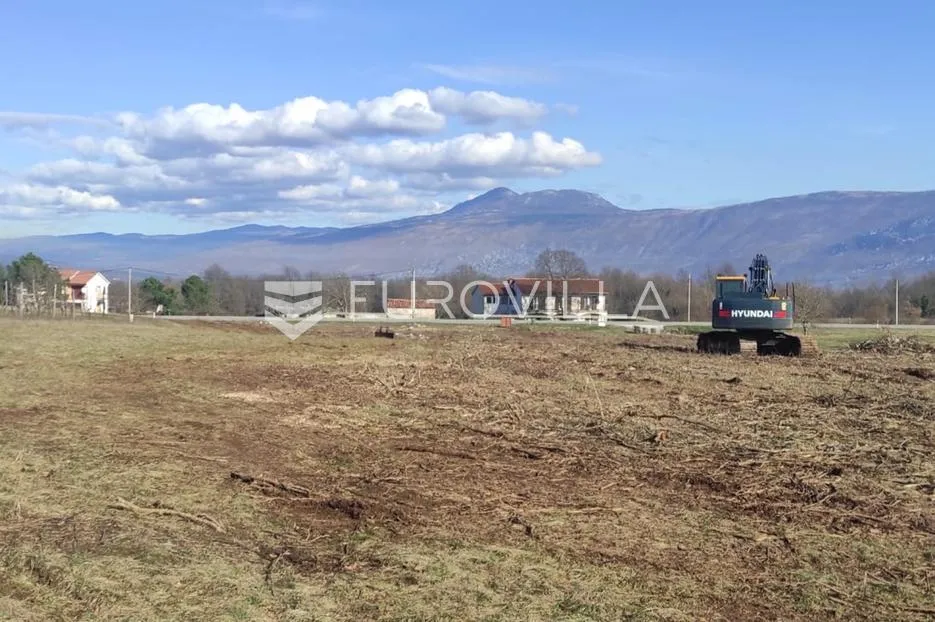 Istra, Kršan - prostrano građevinsko zemljište uz prometnicu, 10,787 m2