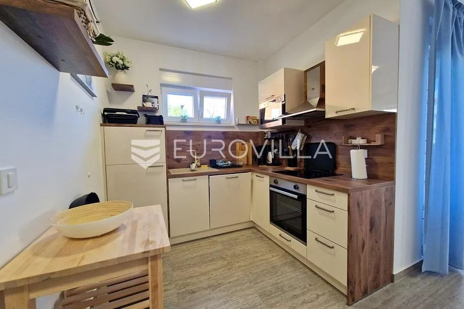 vir, prizemni apartman s 2 spavaće sobe, 40 m od mora, top lokacija - slika 6