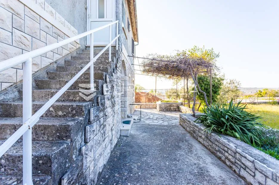 brač, kuća s dvorištem na lijepoj lokaciji - slika 30