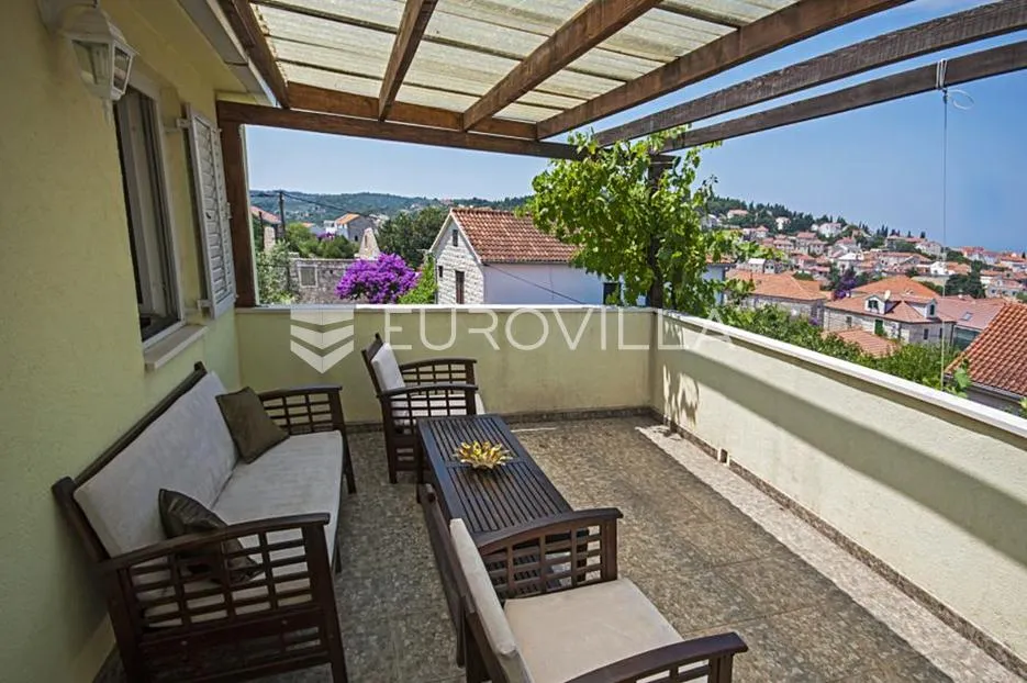 brač, sutivan, kuća s tri apartmana smještena na prostranom zemljištu s bazenom i vrtom - slika 7