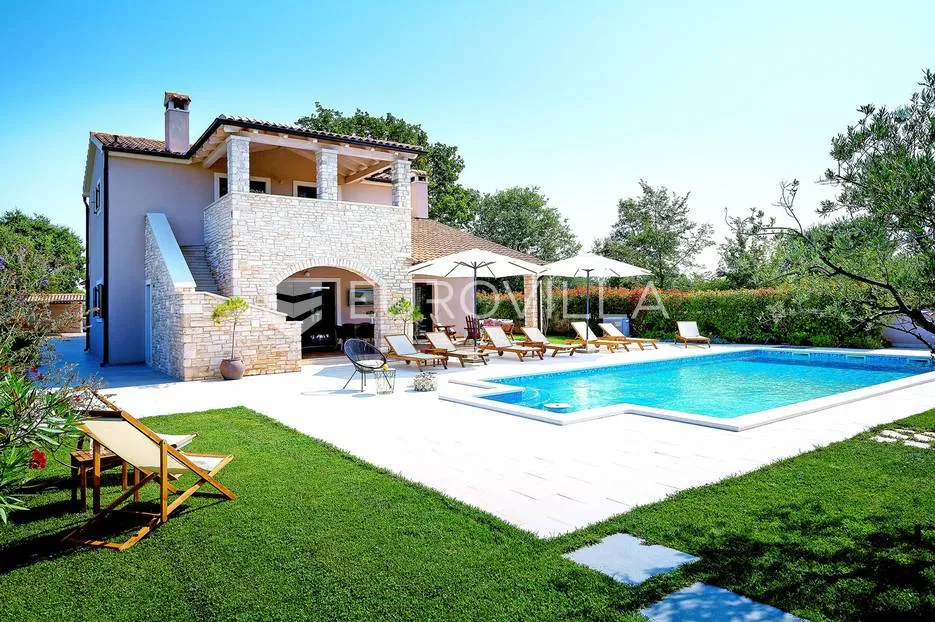 Istra, Marčana, prekrasna vila 280 m2 s teniskim terenom i grijanim bazenom 50 m2 - Krnica, Marčana