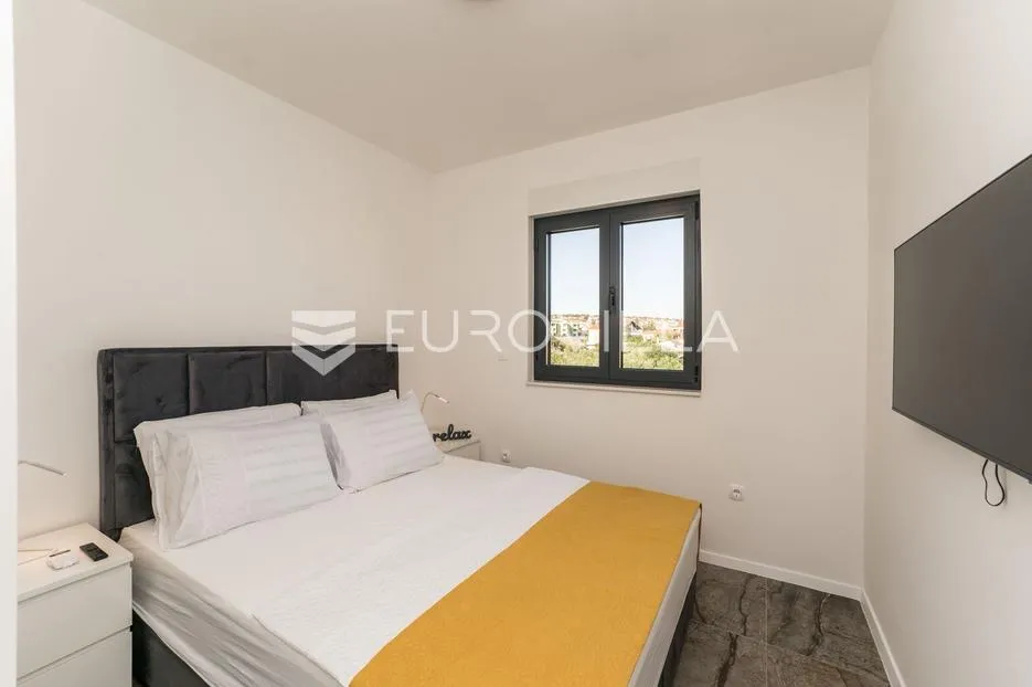 zadar, sveti filip i jakov, luksuzni dvoetažni penthouse s jacuzzijem, 2. red do mora - slika 14