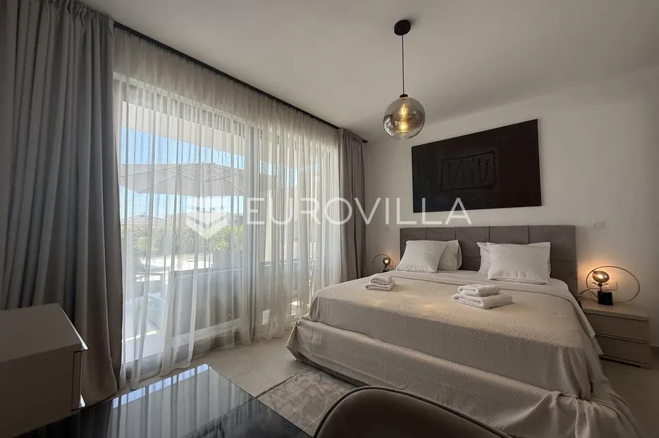 kaštel stari, moderna vila s bazenom i pogledom na more - slika 18