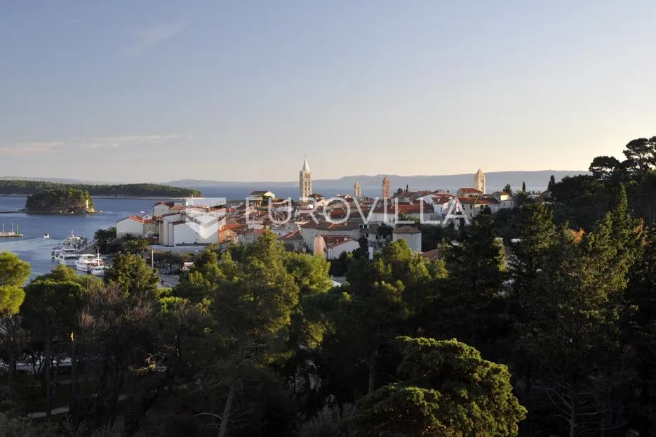 rab, banjol, trosoban stan s garažom, pogledom na more i stari grad 96 m² - slika 5