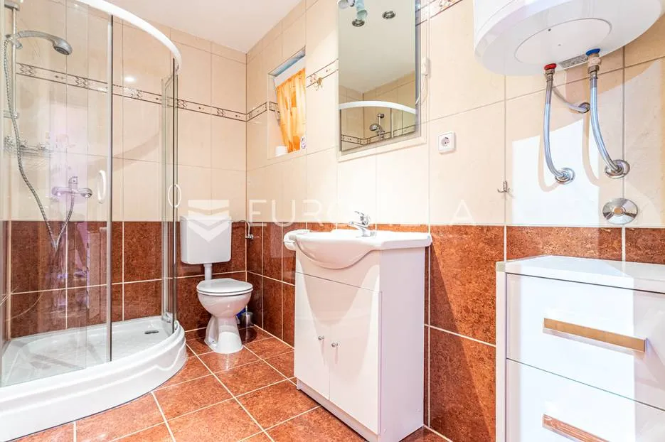 omiška rivijera- lokva rogoznica, apartmanska kuća s 8 stanova, udaljena 300 m od mora. - slika 34