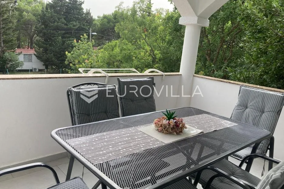 starigrad, tribanj, prostrana kuća s pogledom na more i šest apartmana - slika 28