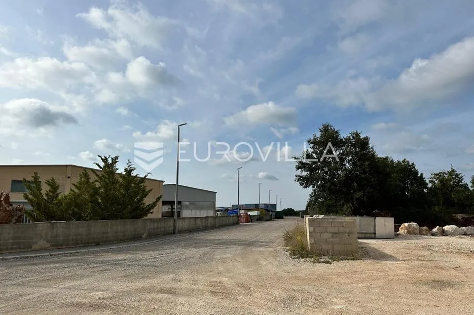 Istra, Svetvinčenat - 2377 m2 građevinskog zemljišta u industrijskoj zoni - Bibići, Svetvinčenat