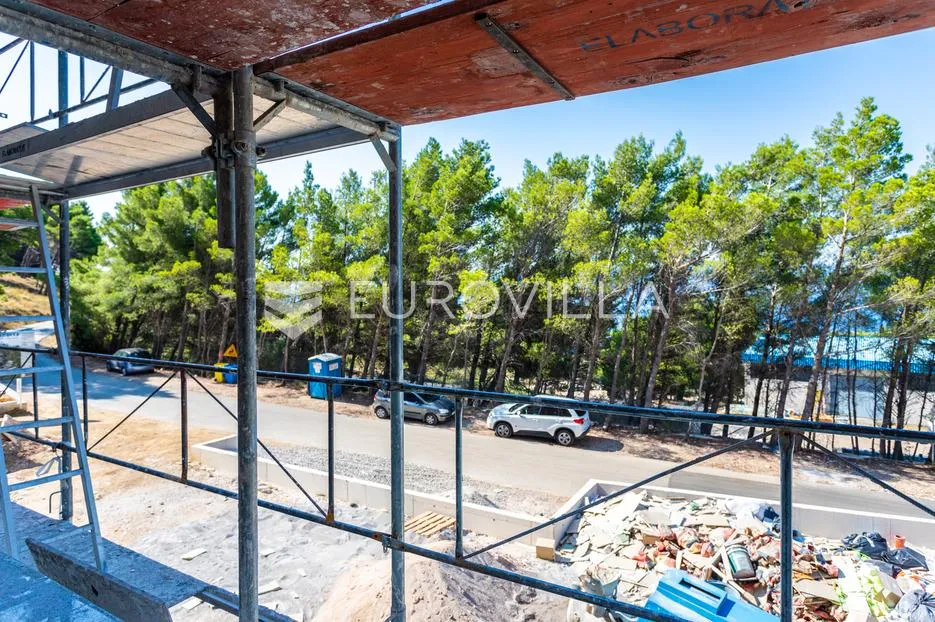 omiš, trosoban stan s terasom na prvoj etaži - slika 14
