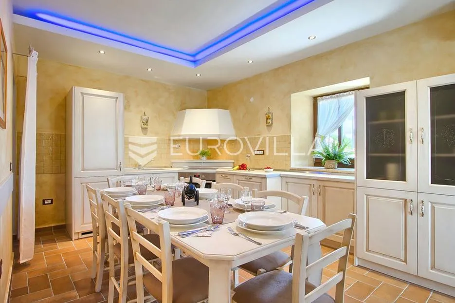 istra, poreč - elegantna kamena vila s bazenom, iznimno kvalitete gradnje - slika 19