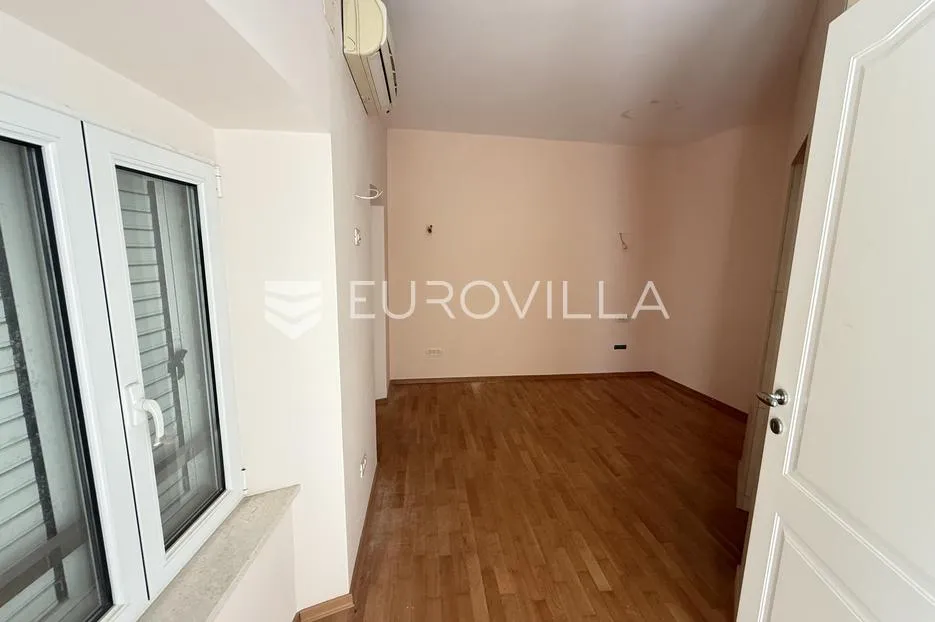 pula, centar, stambeno, poslovni kompleks s dva kvalitetna stana i caffe barom, 272.02 m² - slika 8