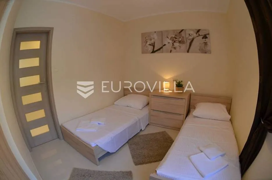 medulin, samostojeća kuća s tri apartmana nkp 240 m2 i pogledom more - slika 9