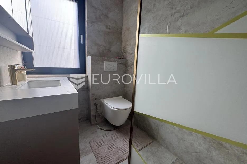 istra, rovinj, luksuzni stan 130m2 s 4 spavaće sobe na 2. katu novogradnje - najam do 1.6. - slika 10