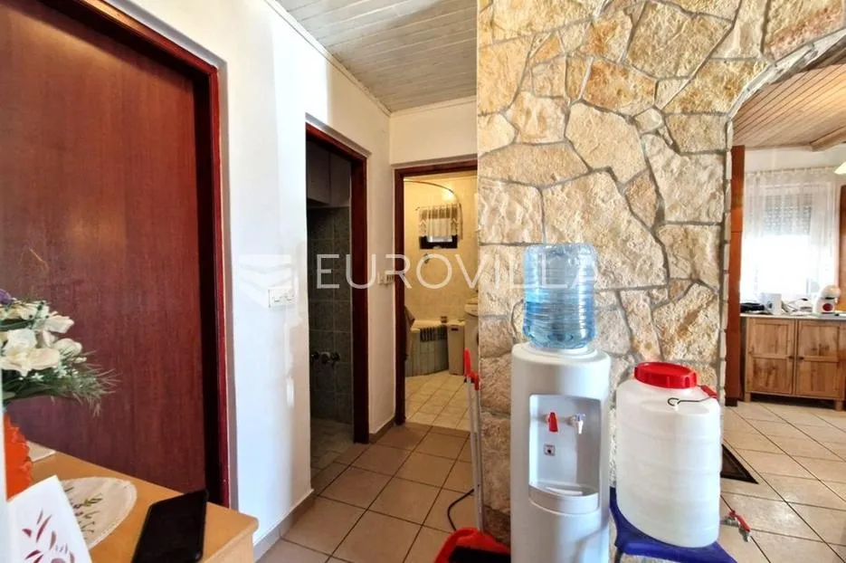 vir, nekretnina na izvrsnoj lokaciji, 40 m od mora, s dva odvojena apartmana - slika 42
