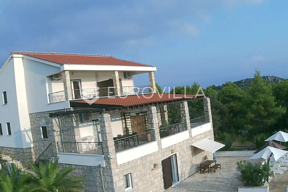 šolta, apartmanska kuća s bazenom na odličnoj lokaciji - slika 2