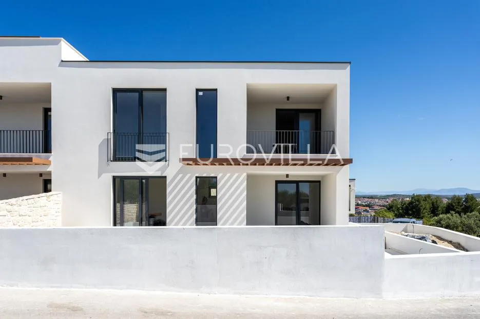 vodice, novogradnja, moderan trosoban stan na dvije etaže s vrtom - slika 6